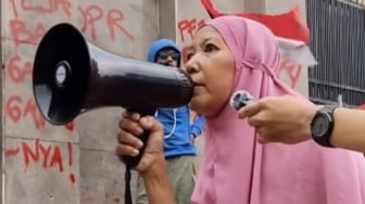 Video Ibu Jilbab Pink Maki-maki Prabowo dan Minta Anies Jadi Presiden: Deepfake?