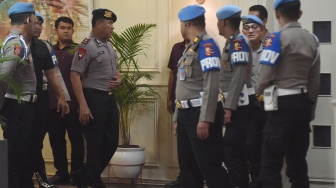 Komandan Batalyon Resimen IV Korps Brimob Polri Kompol Cosmas Kaju Gae (kelima kiri) berjalan usai mengikuti sidang putusan etik di Gedung TNCC Mabes Polri, Jakarta, Rabu (3/9/2025) malam. [ANTARA FOTO/Indrianto Eko Suwarso/tom]