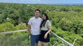 Sebulan Tak Bertemu, Eza Gionino Nangis Temui Anak di Parkiran Mobil Pengadilan