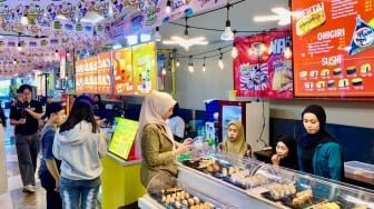 Pengunjung membeli produk yang dijual di acara Pasar Lokal UMKM Vol.5 di Phinisi Point Mall, Makassar, Sulawesi Selatan, Rabu (3/9/2025). [Suara.com]
