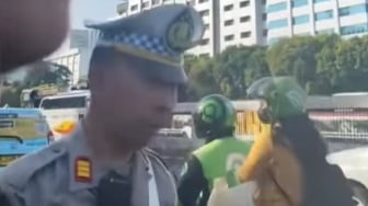 Viral! Oknum Polisi Acuhkan Pedagang Es Krim Kehilangan HP, Netizen Geram