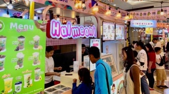Pengunjung membeli produk yang dijual di acara Pasar Lokal UMKM Vol.5 di Phinisi Point Mall, Makassar, Sulawesi Selatan, Rabu (3/9/2025). [Suara.com]
