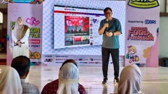 Ceo and Founder MTF Market Adhi Santoso Memberikan pemaparan saat acara Pasar Lokal UMKM Vol.5 di Phinisi Point Mall, Makassar, Sulawesi Selatan, Rabu (3/9/2025). [Suara.com/Alfian Winanto]
