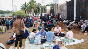 Massa dari berbagai elemen Mahasiswa dan masyarakat saat mengikuti aksi piknik di depan Gedung DPR RI, Jakarta, Jumat (5/9/2025). [Suara.com/Alfian Winanto]