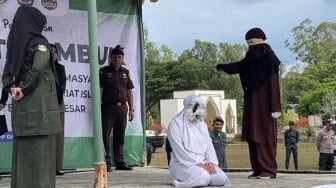 Terjaring Razia Moral, Dua Pria dan Wanita Ini Dicambuk di Aceh Besar! Ini Kesalahan Mereka...