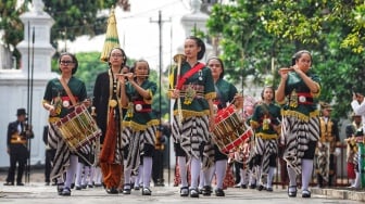 Gunungan Bromo hingga Prajurit Perempuan Hadir, Ratusan Warga Ngalab Berkah Garebeg Maulud di Jogja