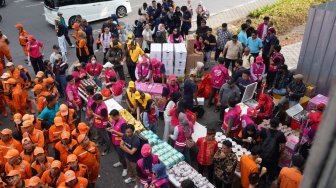 Belasan UMKM Lokal Bagikan Ribuan Makanan Gratis dalam Aksi #LokalBantuWarga