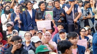 Massa dari berbagai elemen Mahasiswa dan masyarakat saat mengikuti aksi piknik di depan Gedung DPR RI, Jakarta, Jumat (5/9/2025). [Suara.com/Alfian Winanto]