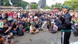 Deadline Tuntutan 17+8, Massa Aksi Piknik di depan DPR