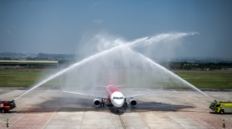 Pesawat jenis Airbus A320 dari maskapai penerbangan AirAsia mendapat penyambutan water salute saat penerbangan perdana rute internasional di Bandara Jenderal Ahmad Yani, Semarang, Jawa Tengah, Jumat (5/9/2025). [ANTARA FOTO/Aprillio Akbar/YU]