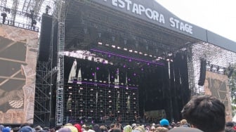 Hari Pertama Pestapora 2025 Pecah Lewat Aksi Kolaborasi Sal Priadi dan Slank