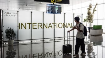 Seorang calon penumpang melihat jadwal keberangkatan pesawat di ruang tunggu keberangkatan internasional Bandara Jenderal Ahmad Yani, Semarang, Jawa Tengah, Jumat (5/9/2025). [ANTARA FOTO/Aprillio Akbar/YU]