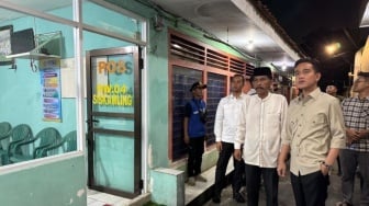 Malam-malam Gibran Blusukan ke Pos Ronda, Lanjut Belanja Dini Hari di Pasar Cipulir