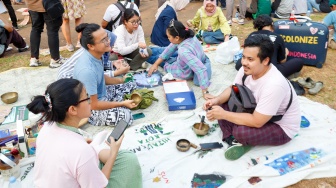 Massa dari berbagai elemen Mahasiswa dan masyarakat saat mengikuti aksi piknik di depan Gedung DPR RI, Jakarta, Jumat (5/9/2025). [Suara.com/Alfian Winanto]