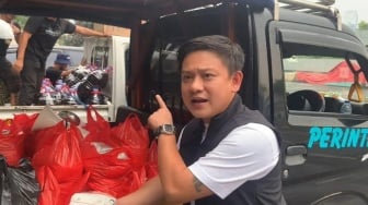 Momen Bobon Santoso Bagikan Makanan Gratis untuk Mahasiswa saat Aksi di DPR