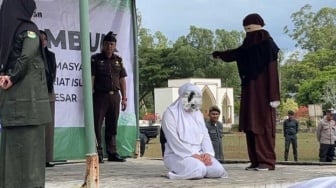 4 Terpidana Judi dan Ikhtilat Dihukum Cambuk Depan Umum