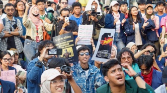 Massa dari berbagai elemen Mahasiswa dan masyarakat saat mengikuti aksi piknik di depan Gedung DPR RI, Jakarta, Jumat (5/9/2025). [Suara.com/Alfian Winanto]