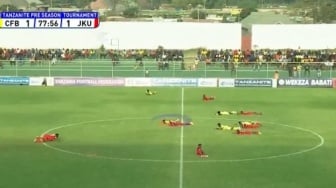Viral! Pemain Tiarap Massal, Pertandingan Sepak Bola Ricuh Diserbu Lebah