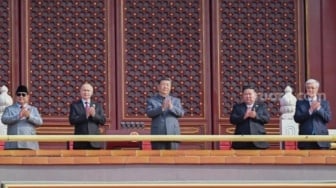 Foto Presiden Prabowo Sejajar dengan Vladimir Putin dan Xi Jinping Diduga Dicrop di Koran Jepang