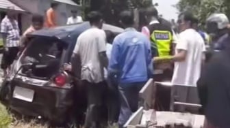 Mobil Brio Ditabrak Kereta Api di Pariaman, Satu Keluarga Luka-Luka