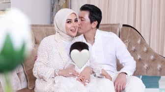 Aksi Syahrini Lap Tangan ke Jas Reino Barack Usai Pegang Mikrofon Bikin Gaduh
