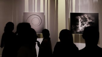 Sejumlah pengunjung mengamati karya foto dalam pameran 80 Tahun Keberagaman Republik Indonesia: Potret Bangsa dalam Lensa di Museum Nasional, Jakarta, Sabtu (6/9/2025). [Suara.com/Alfian Winanto]