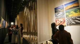 Sejumlah pengunjung mengamati karya foto dalam pameran 80 Tahun Keberagaman Republik Indonesia: Potret Bangsa dalam Lensa di Museum Nasional, Jakarta, Sabtu (6/9/2025). [Suara.com/Alfian Winanto]