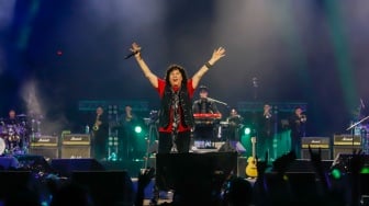 Grup Musik Dewa 19 bersama Musisi Internasional Eric Martin tampil menghibur penonton pada Konser Dewa19 featuring All Stars 2.0 di Stadion Utama Gelora Bung Karno (SUGBK), Jakarta, Sabtu (6/9/2025). [Suara.com/Alfian Winanto]