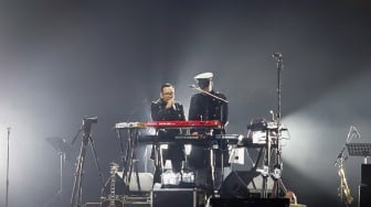 Grup Musik Dewa 19 bersama Ari Lasso tampil menghibur penonton pada Konser Dewa19 featuring All Stars 2.0 di Stadion Utama Gelora Bung Karno (SUGBK), Jakarta, Sabtu (6/9/2025). [Suara.com/Alfian Winanto]