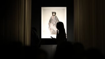 Sejumlah pengunjung mengamati karya foto dalam pameran 80 Tahun Keberagaman Republik Indonesia: Potret Bangsa dalam Lensa di Museum Nasional, Jakarta, Sabtu (6/9/2025). [Suara.com/Alfian Winanto]