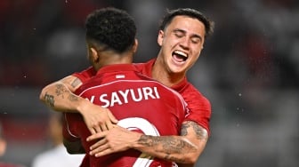 Pesepak bola Timnas Indonesia Eliano Johannes Reijnders (kanan) berselebrasi bersama rekannya Yakob Sayuri (kiri) usai mencetak gol ke gawang Timnas Taiwan dalam FIFA Matchday di Stadion Gelora Bung Tomo, Surabaya, Jawa Timur, Jumat (5/9/2025). [ANTARA FOTO/Sigid Kurniawan/Lmo/nz]