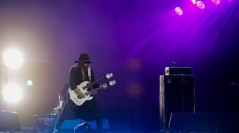 Grup Musik Dewa 19 bersama Musisi Internasional Ron 'Bumblefoot' Thal tampil menghibur penonton pada Konser Dewa19 featuring All Stars 2.0 di Stadion Utama Gelora Bung Karno (SUGBK), Jakarta, Sabtu (6/9/2025). [Suara.com/Alfian Winanto]