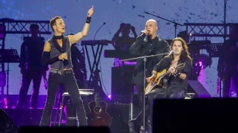 Keyboardist Dewa 19 Ahmad Dhani (tengah) bersama Musisi Internasional Gary Cherone (kiri) dan Dino Jelusick (kanan) tampil menghibur penonton pada Konser Dewa19 featuring All Stars 2.0 di Stadion Utama Gelora Bung Karno (SUGBK), Jakarta, Sabtu (6/9/2025). [Suara.com/Alfian Winanto]