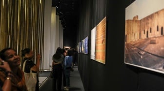 Sejumlah pengunjung mengamati karya foto dalam pameran 80 Tahun Keberagaman Republik Indonesia: Potret Bangsa dalam Lensa di Museum Nasional, Jakarta, Sabtu (6/9/2025). [Suara.com/Alfian Winanto]
