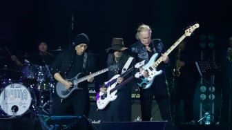 Gitaris Dewa 19 Andra (kiri) bersama Musisi Internasional Ron 'Bumblefoot' Thal (tengah) dan Billy Sheehan tampil menghibur penonton pada Konser Dewa19 featuring All Stars 2.0 di Stadion Utama Gelora Bung Karno (SUGBK), Jakarta, Sabtu (6/9/2025). [Suara.com/Alfian Winanto]