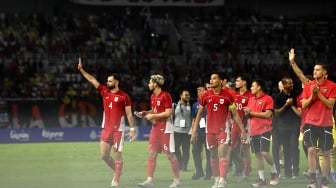 Sejumlah Pesepak bola Timnas Indonesia menyapa para pendukungnya usai mengalahkan Timnas Taiwan dalam FIFA Matchday di Stadion Gelora Bung Tomo, Surabaya, Jawa Timur, Jumat (5/9/2025). [ANTARA FOTO/Sigid Kurniawan/nz]