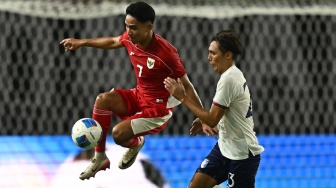 Pesepak bola Timnas Indonesia Marselino Ferdinan (kiri) menjemput bola di udara dibayangi pesepak bola Timnas Taiwan Wei Pe Lun dalam FIFA Matchday di Stadion Gelora Bung Tomo, Surabaya, Jawa Timur, Jumat (5/9/2025). [ANTARA FOTO/Sigid Kurniawan/nz]