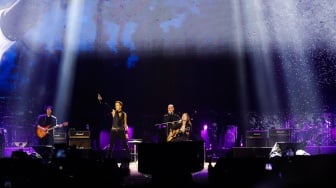 Keyboardist Dewa 19 Ahmad Dhani (tengah) bersama Musisi Internasional Gary Cherone (kiri) dan Dino Jelusick (kanan) tampil menghibur penonton pada Konser Dewa19 featuring All Stars 2.0 di Stadion Utama Gelora Bung Karno (SUGBK), Jakarta, Sabtu (6/9/2025). [Suara.com/Alfian Winanto]