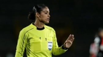 Viral! Wasit Wanita FIFA Dihantam Pemain Kolombia, Lapangan Jadi Ricuh