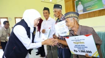 Gubernur Khofifah Hadir Langsung Serahkan Bantuan Kemanusiaan Untuk Masyarakat Bawean