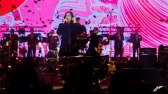 Grup Musik Dewa 19 bersama Virzha tampil menghibur penonton pada Konser Dewa19 featuring All Stars 2.0 di Stadion Utama Gelora Bung Karno (SUGBK), Jakarta, Sabtu (6/9/2025). [Suara.com/Alfian Winanto]