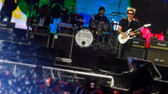 Grup Musik Dewa 19 bersama Musisi Internasional Steve Vai tampil menghibur penonton pada Konser Dewa19 featuring All Stars 2.0 di Stadion Utama Gelora Bung Karno (SUGBK), Jakarta, Sabtu (6/9/2025). [Suara.com/Alfian Winanto]