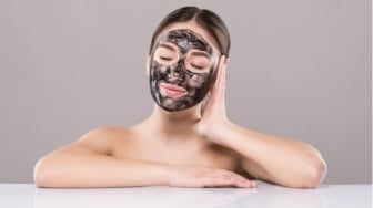 5 Clay Mask Charcoal untuk Bersihkan Pori-Pori Wajah, Ampuh Angkat Komedo!