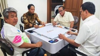 Menteri Kehutanan Bantah Bahas Pembalakan Liar dengan Tersangka Azis Wellang di Meja Domino