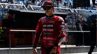 Sprint Race MotoGP Catalunya 2025: Alex Marquez Giveaway Medali Kemenangan