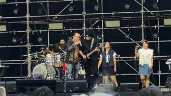 Kurang Fit Usai Hujan-Hujanan di Konser Dewa 19, Ari Lasso Tetap Tampil Energik di Pestapora 2025