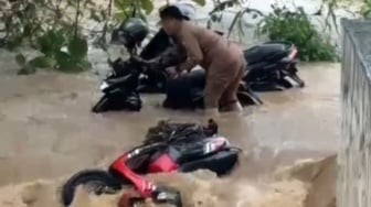 Pesisir Barat Diterjang Banjir Bandang: Tim SAR Lakukan Evakuasi