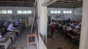 Siswa mengikuti kegiatan belajar mengajar di kelas dengan bangunan tidak layak di SDN Tegal Benteng, Cariu, Kabupaten Bogor, Jawa Barat, Senin (8/9/2025). [ANTARA FOTO/Yulius Satria Wijaya/rwa]