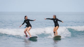 Surfing Jadi Jalan Perempuan Temukan Keberanian dan Healing di Laut