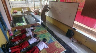 Sekolah Rusak, Siswa SDN Tegal Benteng Bogor Belajar di Halaman Rumah Warga